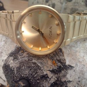 Rare Nixon shoot to thrill men's watch